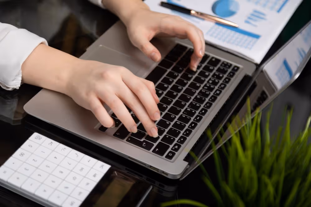 Employee using incident reporting software
